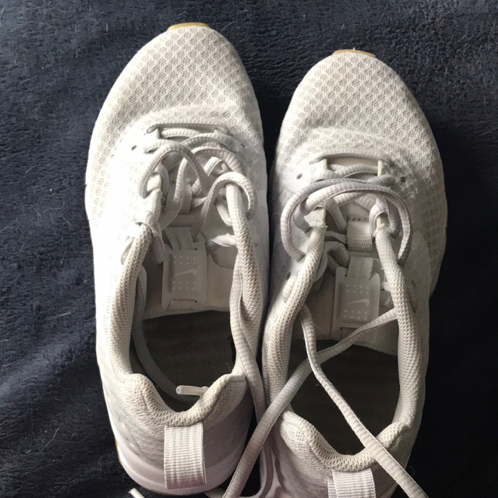 Nike White Athletic Running Shoes with Breathable Mesh